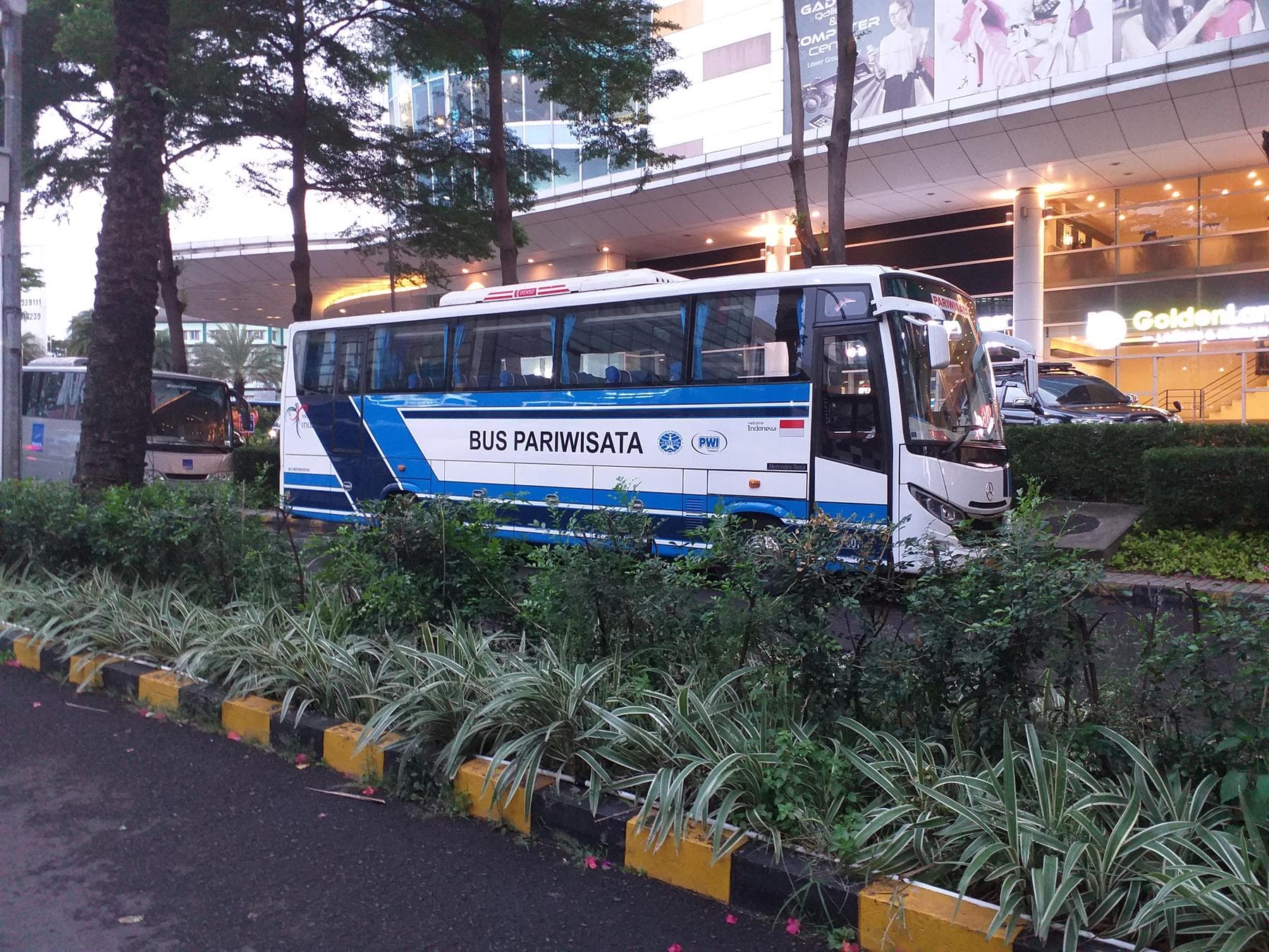 Keunggulan Sewa Bus untuk Perjalanan Rombongan