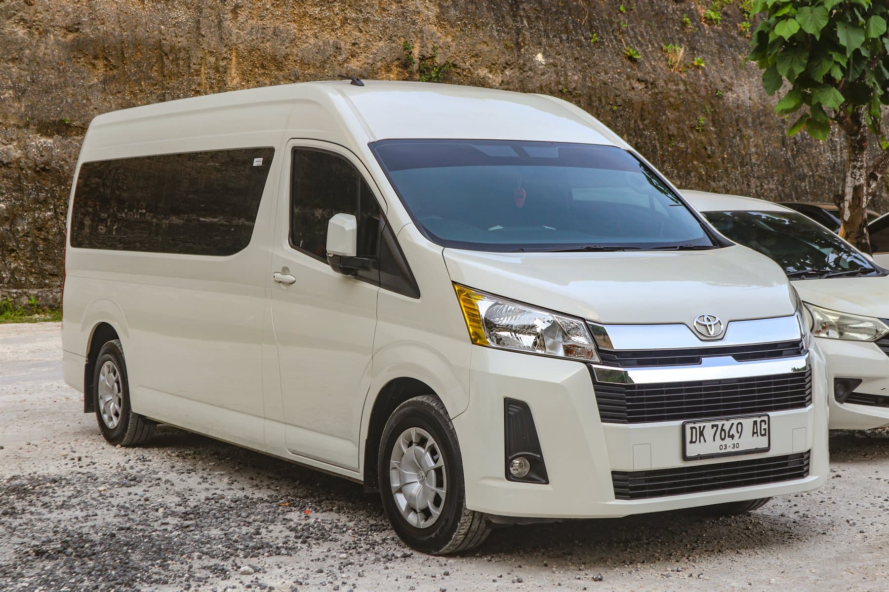 Sewa Hiace Padang untuk Wisata Rombongan: Nyaman, Luas, dan Ekonomis